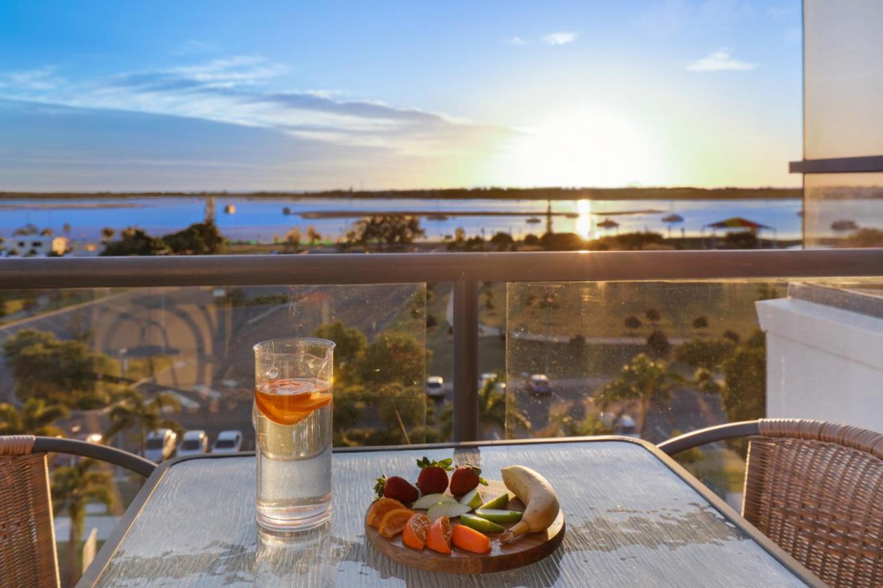 Aqualine Apartments On The Broadwater Gold Coast Buitenkant foto